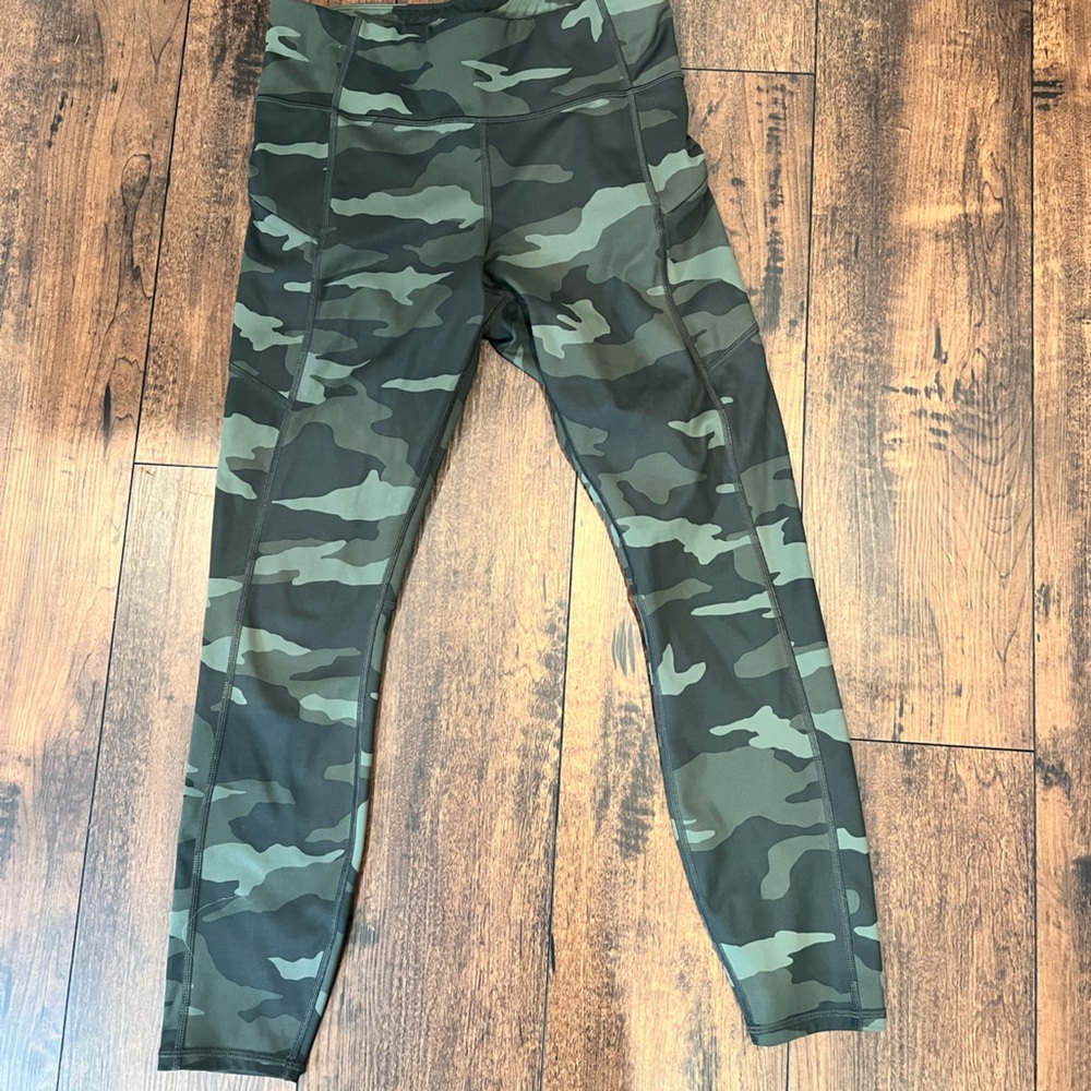 Athleta camo leggings. Size small. Side zip pocket